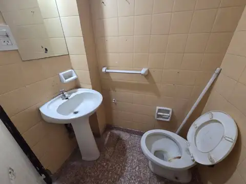 Alquiler Cochabamba 1500 Local 27m2 con baño