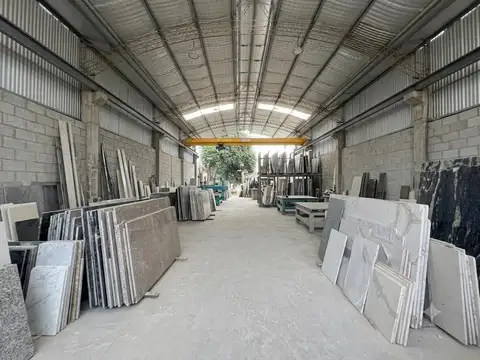 Venta Deposito con Oficinas/Vivienda en 2 Plantas: Depósito con Puente Grúa    -