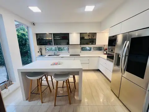 Casa 5 ambientes con 3 baños