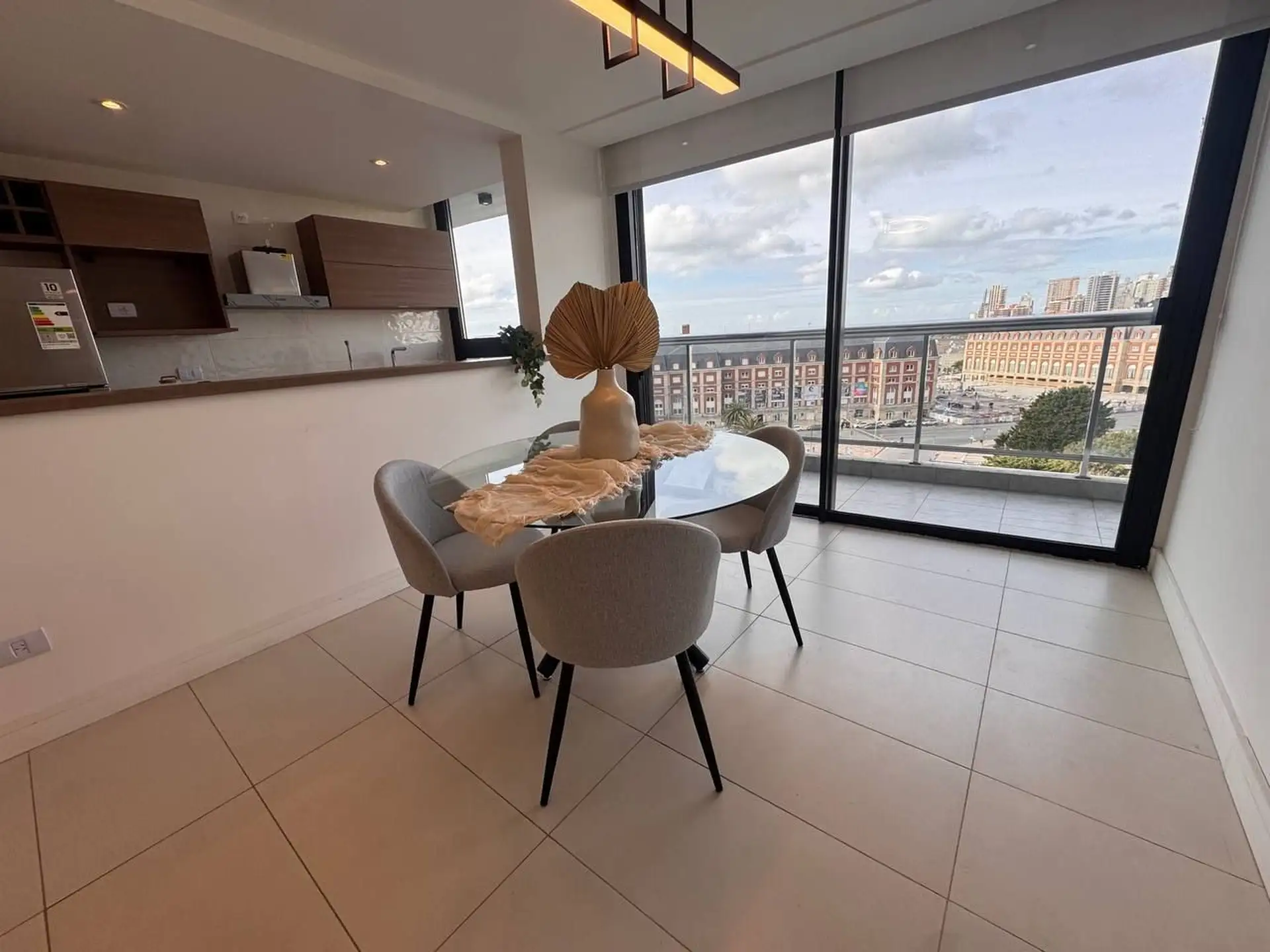 Depto 2 amb, 60m² con balcón aterrazado y vista al mar — Plaza Colón