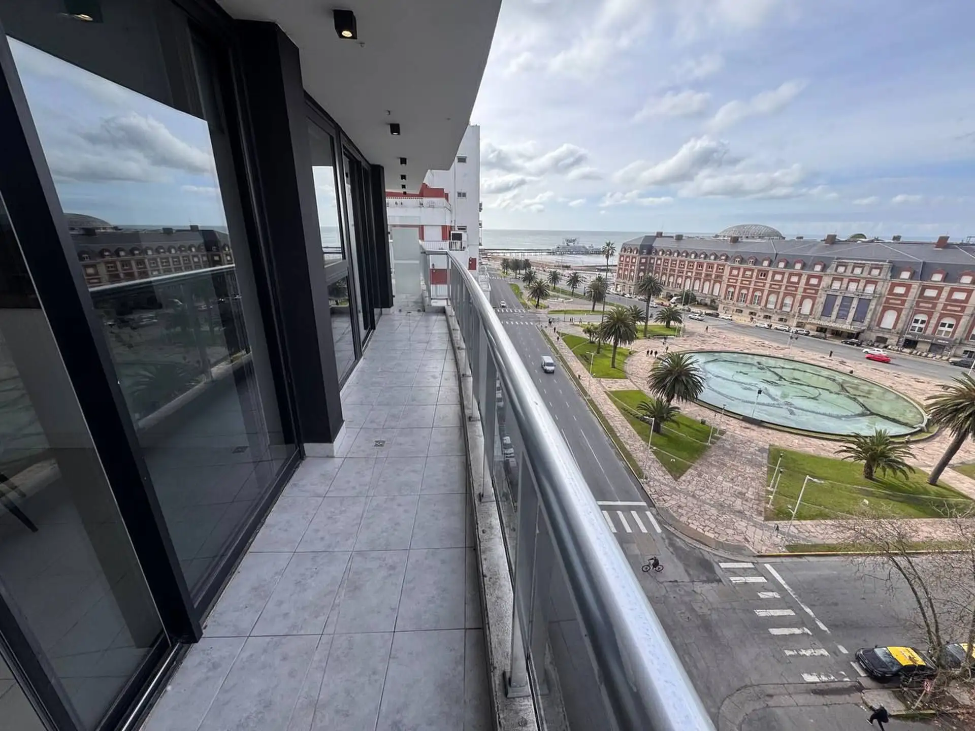Depto 2 amb, 60m² con balcón aterrazado y vista al mar — Plaza Colón