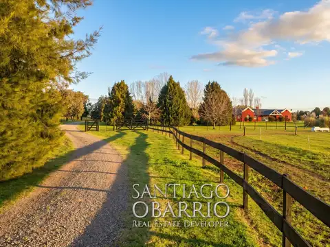 Exclusiva casa en Venta de 450m2 totales en el haras El Argentino Farm Club de Lujan 100
