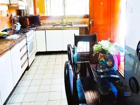 VENTA DE CASA SOBRE LOTE PROPIO – GRAN PARQUE Y UBICACIÓN