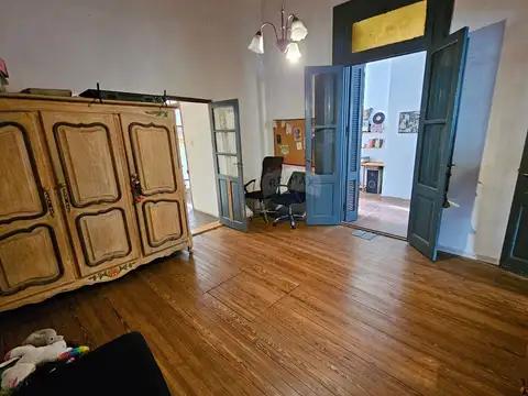 VENTA CASA 3 AMBIENTES CON JARDÍN Y COCHERA BERNAL