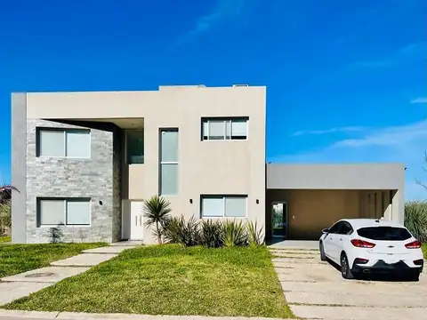 Casa de 5 ambientes en barrio Santa Inés. Canning, Esteban Echeverría.