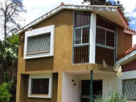Casa en Venta con 2 cocheras
