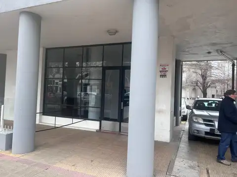 IMPERDIBLE DEPARTAMENTO DE 3 DORMITORIOS, A METROS DE PLAZA MORENO Y PLAZA PASO.