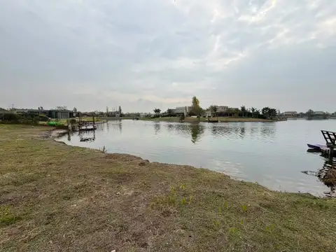 Lote a la laguna en Area 10, Barrio San Sebastian