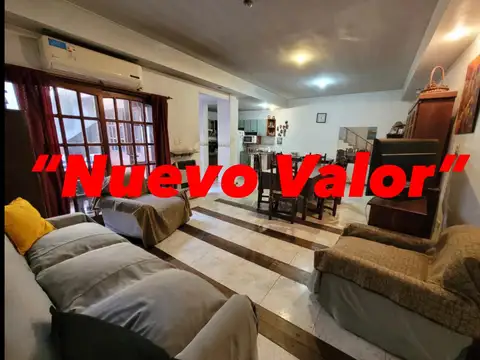 "Retasado" Hermosa casa desarrollada en 2 plantas de 6 Ambientes con local en la vía pública. 5 dormitorios uno en suite. 3 baños. Cochera. Patio. Todos los ambientes al exterior!