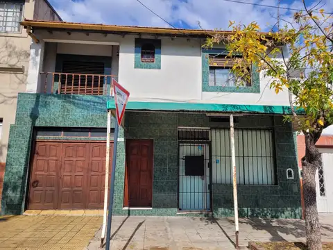 Hermosa casa desarrollada en 2 plantas de 6 Ambientes con local en la vía pública. 5 dormitorios uno en suite. 3 baños. Cochera. Patio. Todos los ambientes al exterior!