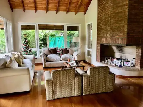 Casa en Venta con 2 cocheras