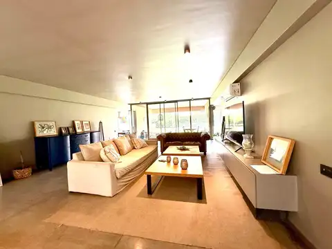 Casa en Alquiler con 2 cocheras