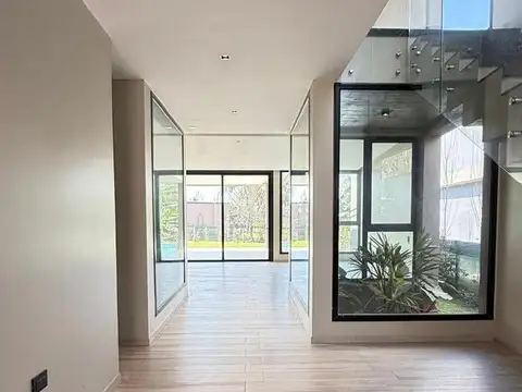 Casa 6 ambientes con 4 baños