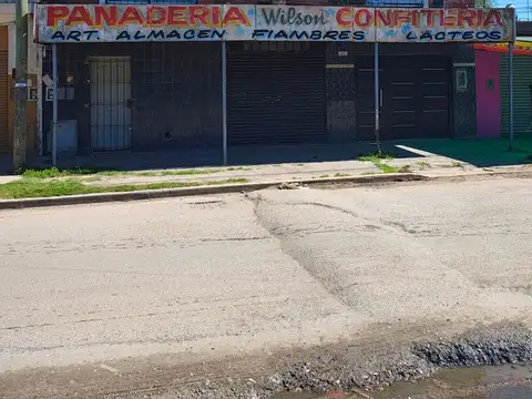 DEPARTAMENTO, TRES LOCALES Y GALPON A LA VENTA