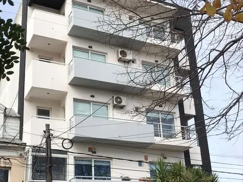 SEMIPISO DE 3 AMB EXTERNO. COCHERA PRIVADA. BALCON