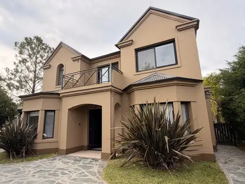 Casa venta en lote central  con renta hasta Febrero '27