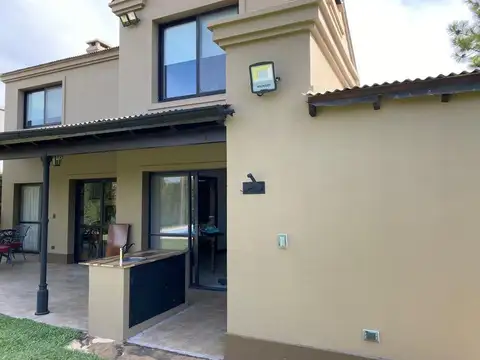 Casa venta en lote central  con renta hasta Febrero '27