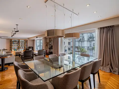 Departamento 5 ambientes con dependencia y cochera doble con baulera. En venta!