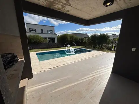 Casa en Venta con 3 cocheras