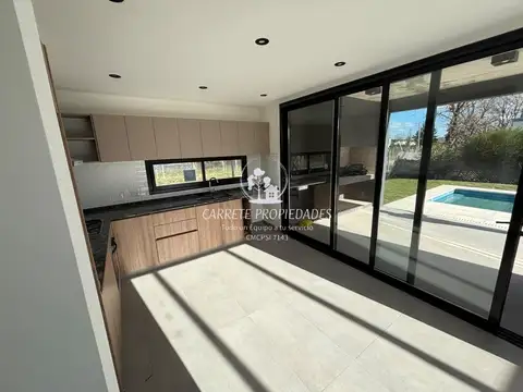 Casa 6 ambientes con 4 baños