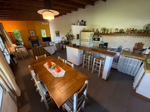 Casa 4 ambientes con 2 baños