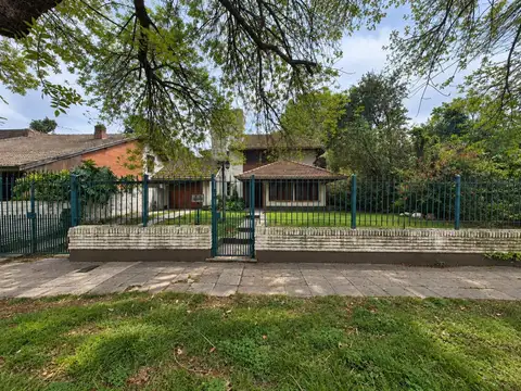 CASA EN VENTA 5 AMBIENTES JARDIN PILETA ADROGUÉ