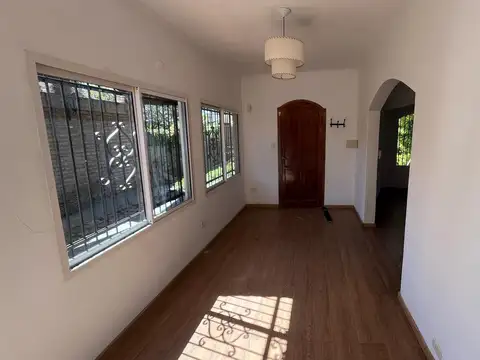 Casa 6 ambientes con 2 baños