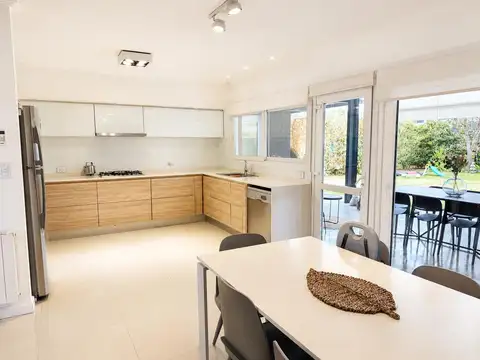 Casa en Venta con 2 cocheras