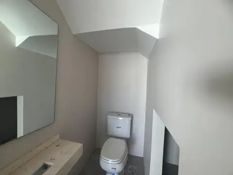 Depto Tipo Casa 4 ambientes con 3 baños