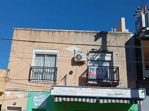 Chilavert. Depto. 2 amb. + depto. mono en 1º piso x escalera