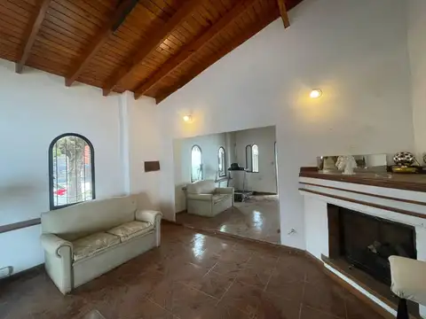 Casa 5 ambientes con 2 baños