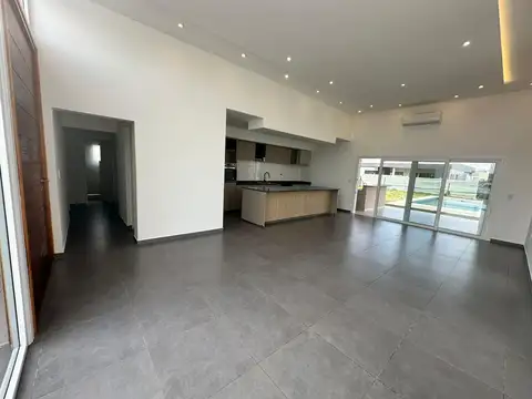 Casa 4 ambientes con 3 baños