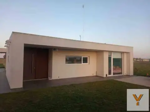 Casa en alquiler - 3 Dormitorios 2 Baños - Coronel Brandsen