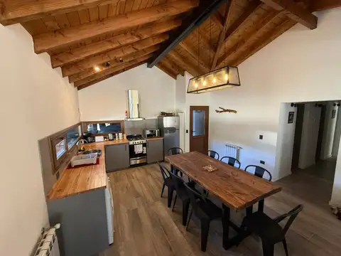 Casa en Alquiler con 2 cocheras