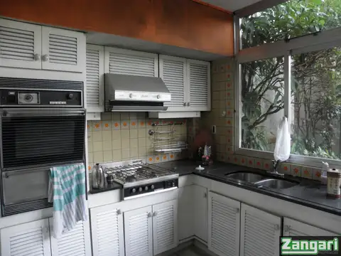 Casa 9 ambientes con 3 baños