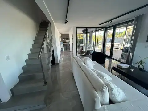 Casa 6 ambientes con 2 baños