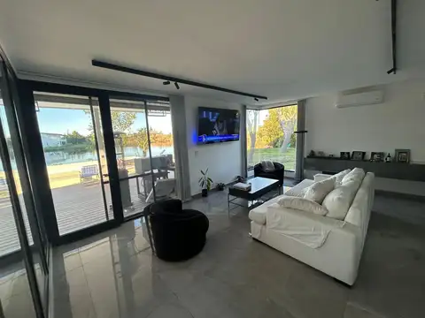 Casa en Venta con 4 cocheras