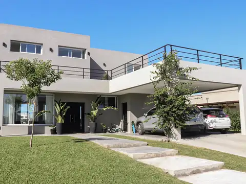 Casa en Venta a la Laguna Canton Golf