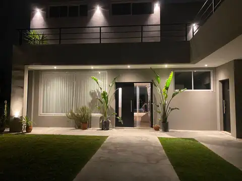 Casa en Venta en El Cantón - Barrio Golf, USD 360.000