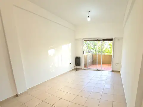 15 entre 37 y 38 - Departamento tipo Duplex. 1 Dormitorio.  Balcón.  Muy buebl.