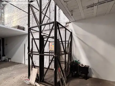 Venta Amplio Galpon En Barrio Cinco Esquinas