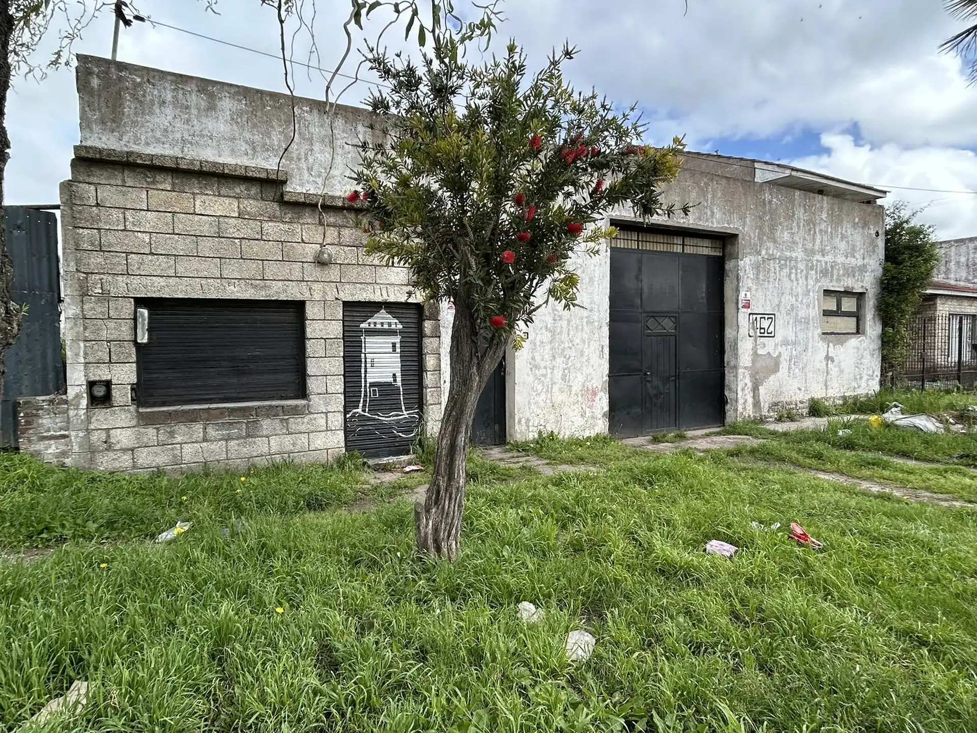 Galpón + casa con departamento en block