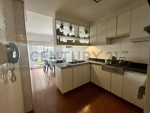 VENTA DEPARTAMENTO 4 AMBIENTES CON DEPENDENCIA Y DOBLE BALCON EN FLORES