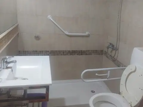 EXCELENTE 3 AMB Y DEPCIA DE SERVICIO AL FRTE BCON SUPER LUMINOSO COC COM BAÑO Y 2 TOILET