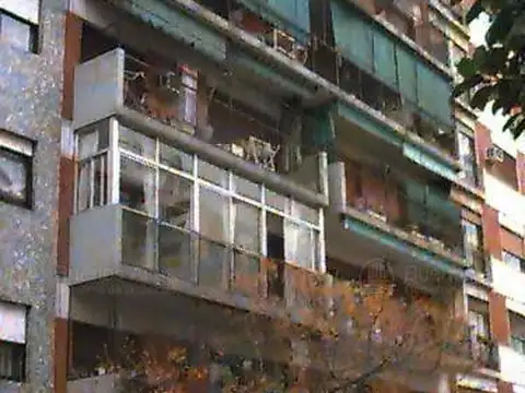 EXCELENTE 3 AMB Y DEPCIA DE SERVICIO AL FRTE BCON SUPER LUMINOSO COC COM BAÑO Y 2 TOILET