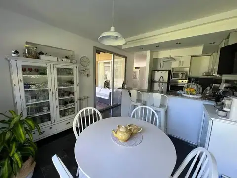 Casa 5 ambientes con 4 baños