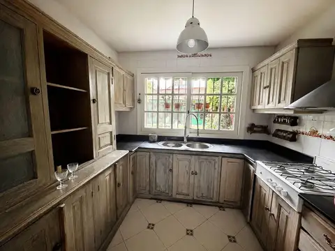 Casa 6 ambientes con 2 baños