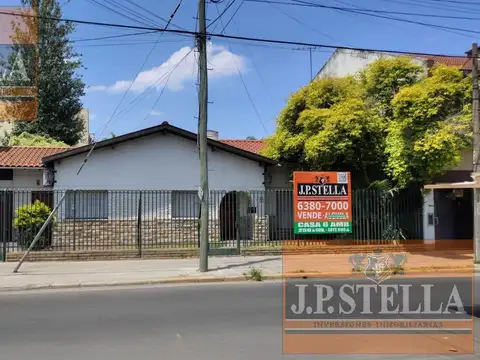 Chalet 6 Amb. C/ Parque y Pileta 250 m² Cub. Lote 698 m² - ALQUILER solo USO COMERCIAL- Ramos Mejia
