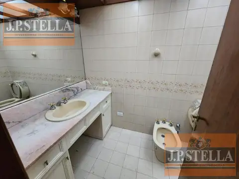 Chalet 6 Amb. C/ Parque y Pileta 250 m² Cub. Lote 698 m² - ALQUILER solo USO COMERCIAL- Ramos Mejia