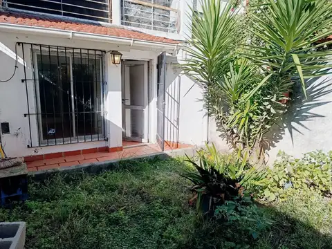 VENTA DEPARTAMENTO MONOAMBIENTE CON GRAN JARDIN